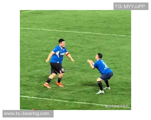 胖超与足球明星的奇妙邂逅揭秘他们背后的励志故事与友谊旅程